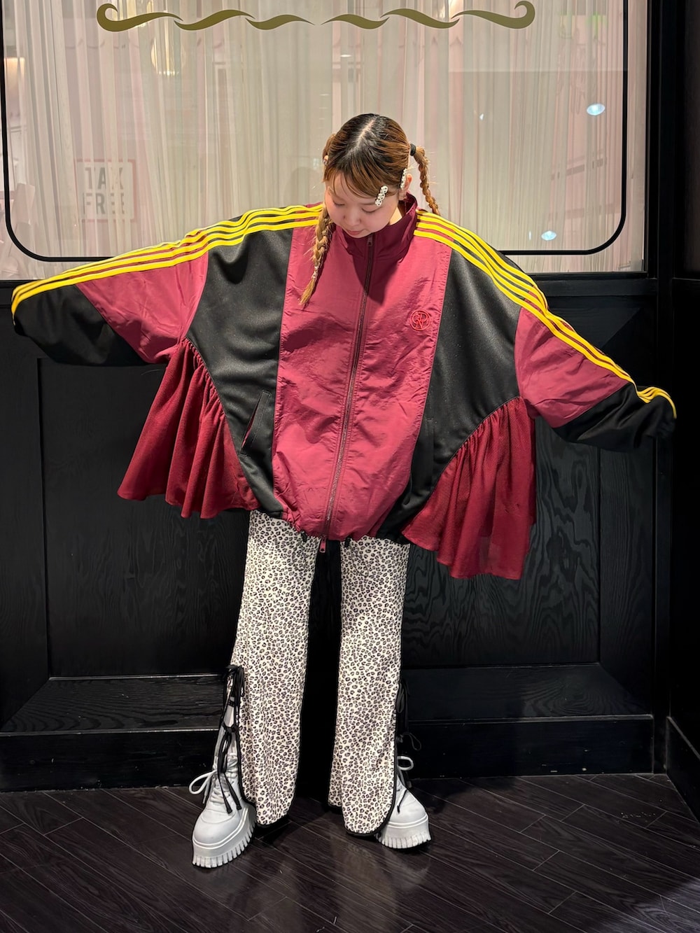 ベージュ系のその他パンツ、レッド系のブルゾンを着用したレディースの冬コーディネートの3枚目の写真