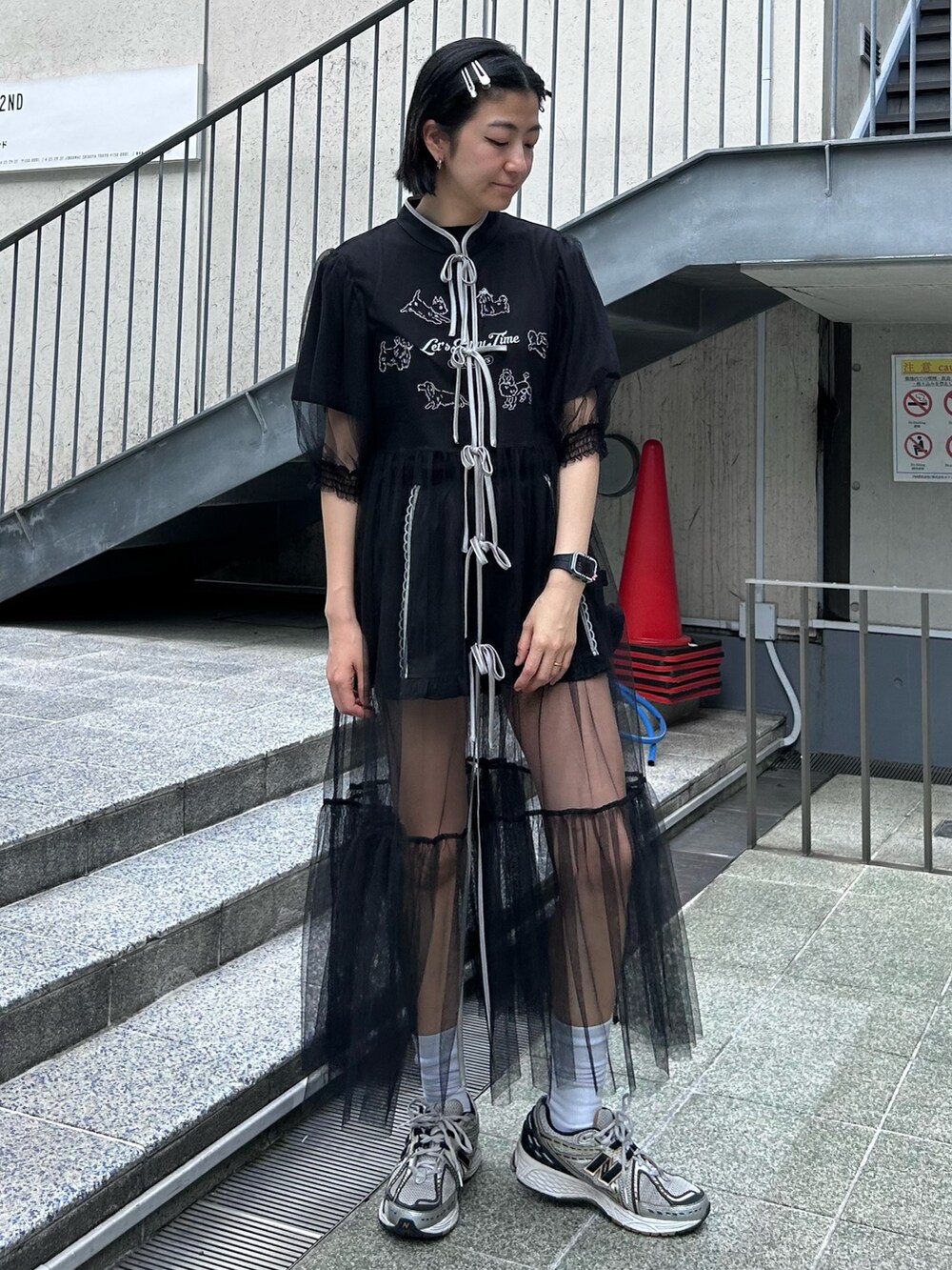 ブラック系のその他パンツ、ブラック系のTシャツ/カットソー、ブラック系のワンピースを着用したレディースの夏コーディネートの3枚目の写真