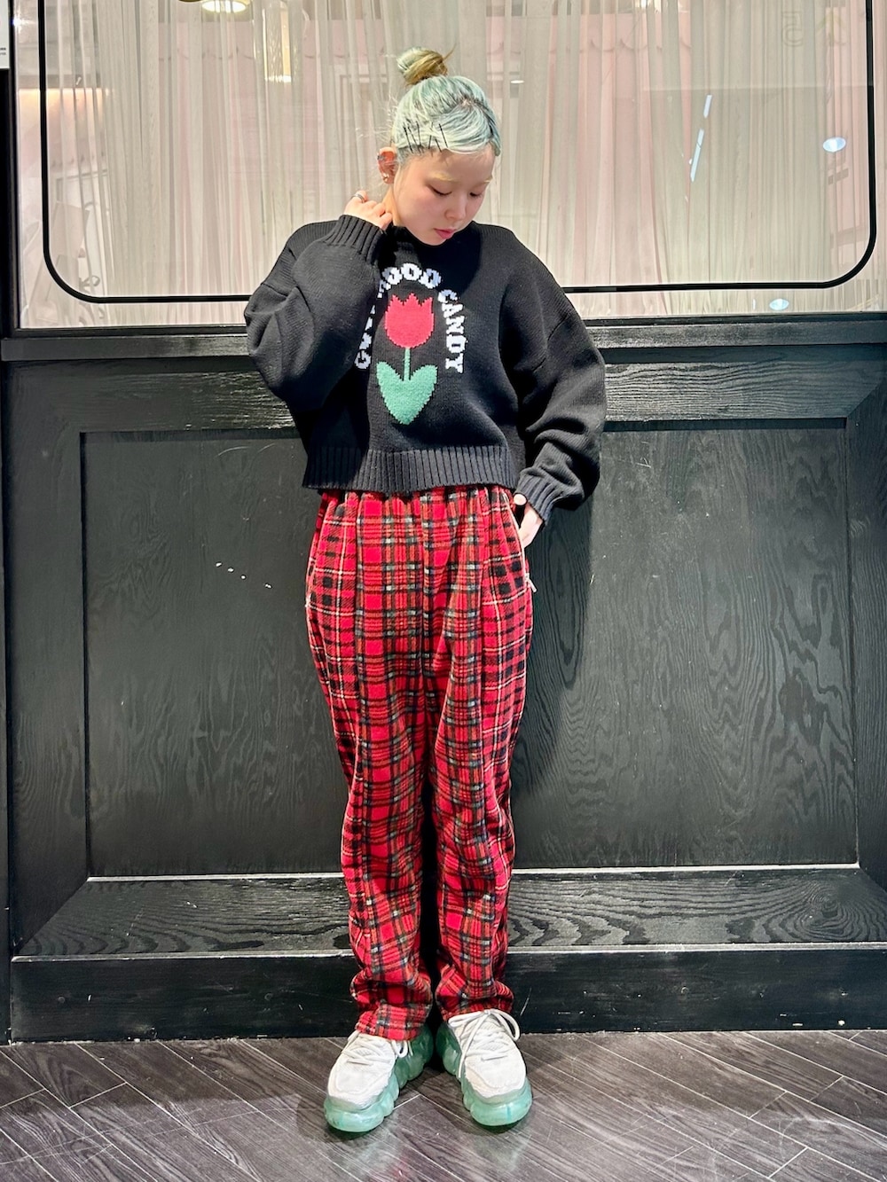 レッド系のその他パンツ、ブラック系のニット/セーターを着用したレディースの冬コーディネートの2枚目の写真