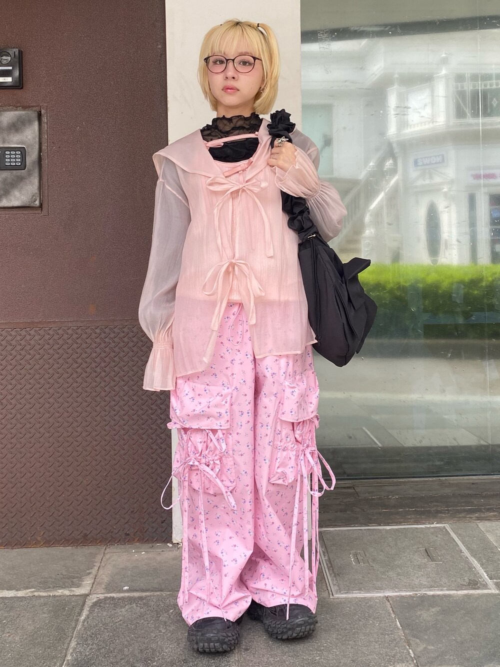 ピンク系のシャツ/ブラウス、ブラック系のその他トップス、ピンク系のキャミソールを着用したレディースの春コーディネートの2枚目の写真