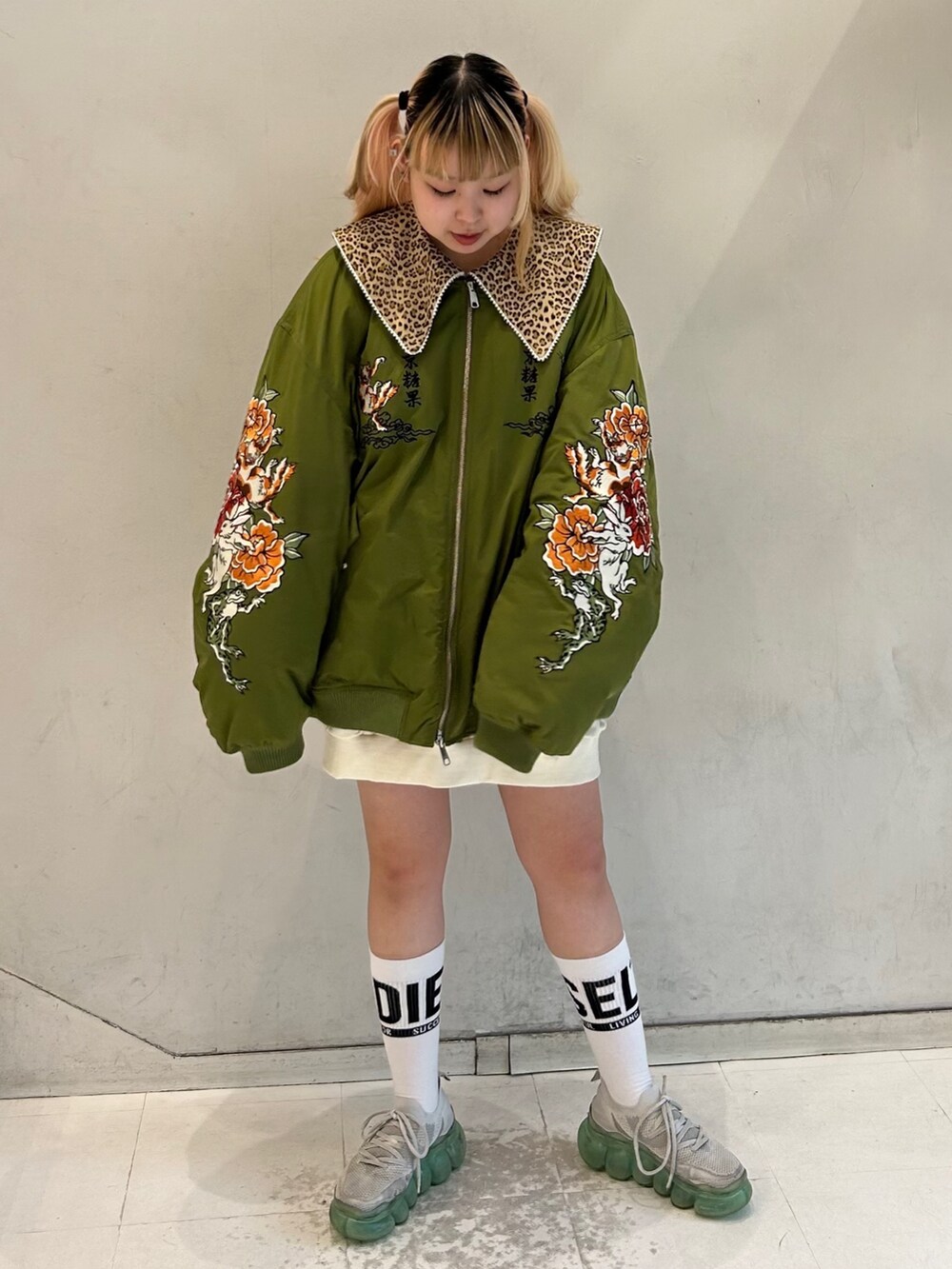 ホワイト系のスウェット、グリーン系のMA-1を着用したレディースの秋コーディネートの3枚目の写真