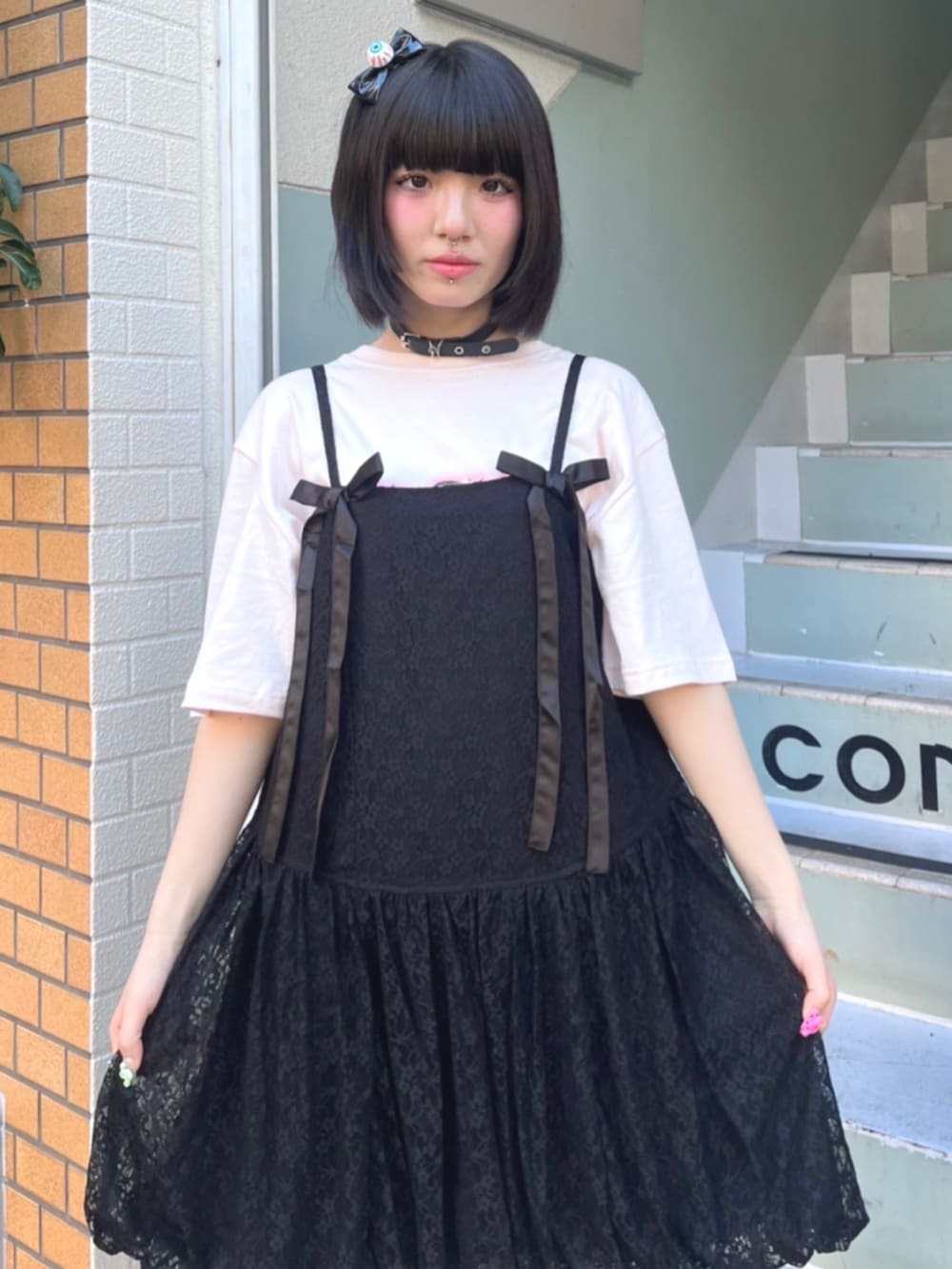 ホワイト系のTシャツ/カットソー、ブラック系のワンピースを着用したレディースの夏コーディネートの3枚目の写真