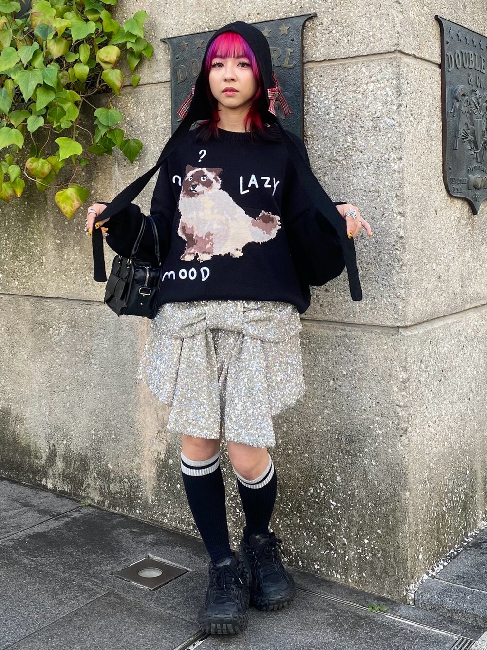 ブラック系のショルダーバッグ、シルバー系のその他パンツ、ブラック系のニット/セーターを着用したレディースの秋コーディネートの2枚目の写真