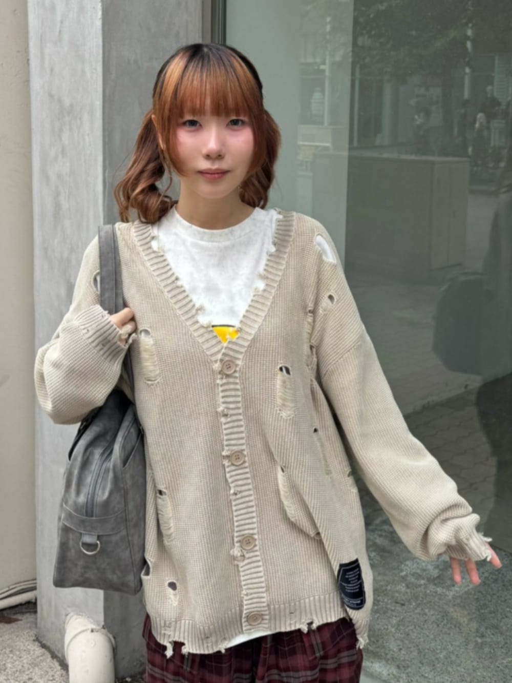 ベージュ系のニット/セーター、ホワイト系のTシャツ/カットソー、レッド系のカーゴパンツを着用したレディースの秋コーディネートの3枚目の写真