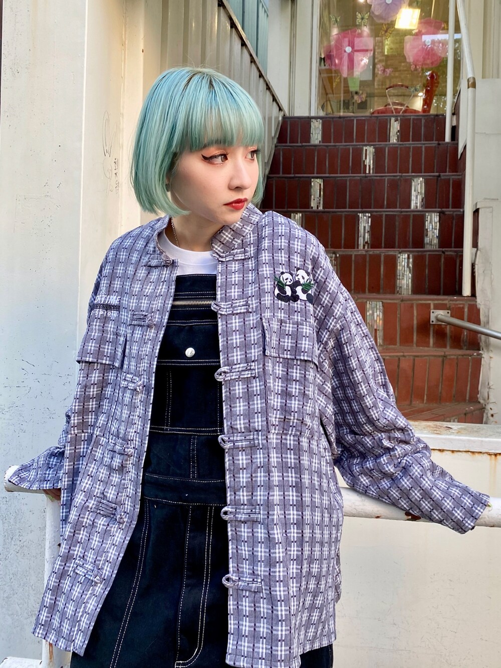 ブラック系のサロペット/オーバーオール、ブラック系のノーカラージャケットを着用したレディースの春コーディネートの3枚目の写真