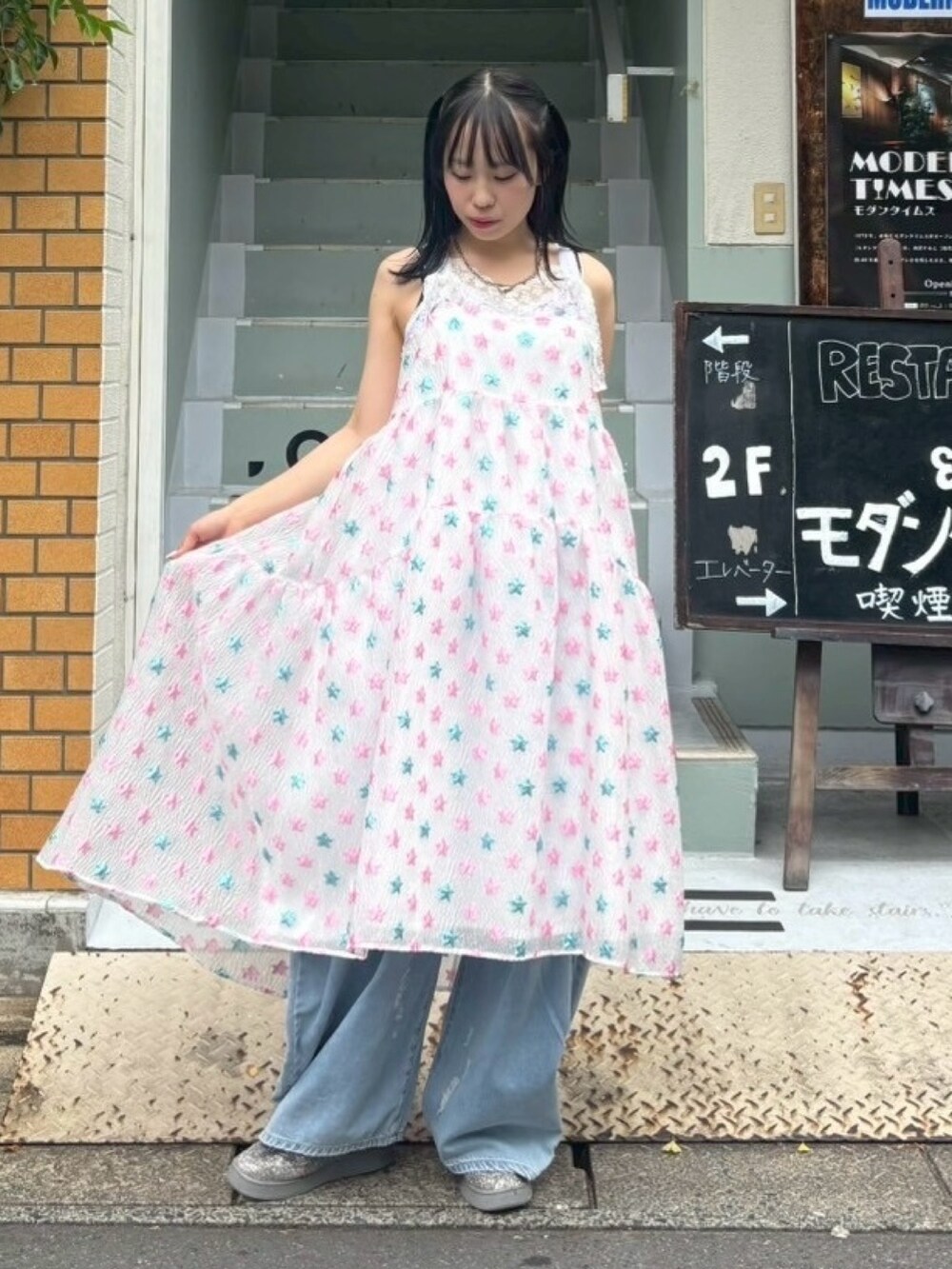 ピンク系のワンピース、ホワイト系のキャミソール、ブルー系のデニムパンツを着用したレディースの夏コーディネートの2枚目の写真