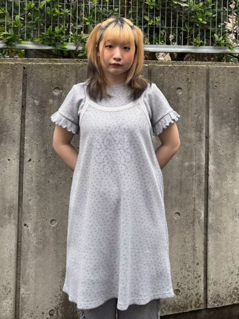 グレー系のTシャツ/カットソー、グレー系のその他パンツを着用したレディースの夏コーディネートの3枚目の写真
