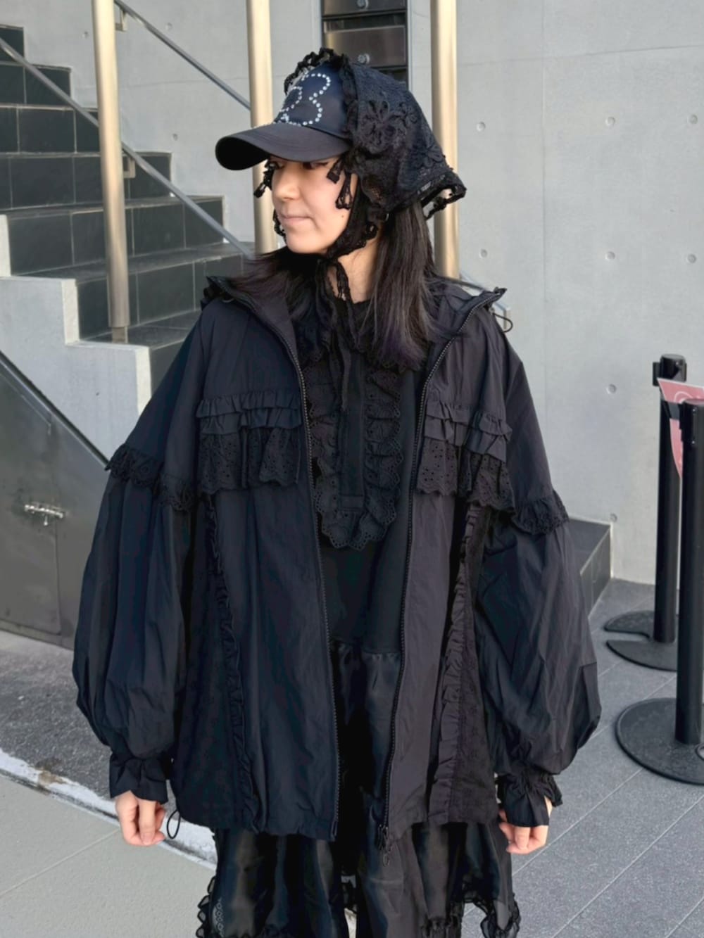 ブラック系のワンピース、ブラック系のブルゾン、ブラック系のその他パンツを着用したレディースの春コーディネートの4枚目の写真