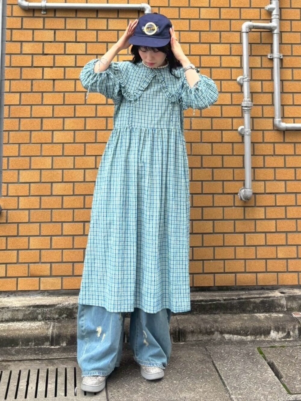 ブルー系のデニムパンツ、ブルー系のワンピースを着用したレディースの夏コーディネートの5枚目の写真