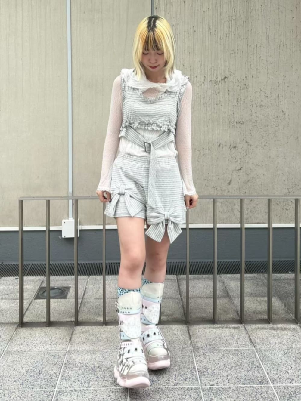 ホワイト系のTシャツ/カットソー、グレー系のTシャツ/カットソー、グレー系のその他パンツを着用したレディースの夏コーディネートの2枚目の写真