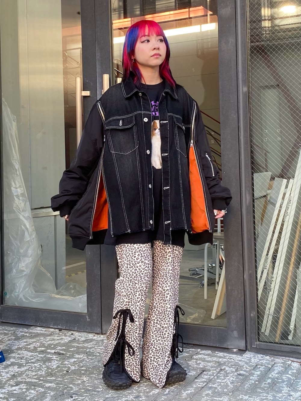 ホワイト系のTシャツ/カットソー、ベージュ系のその他パンツ、ブラック系のデニムジャケットを着用したレディースの冬コーディネートの2枚目の写真