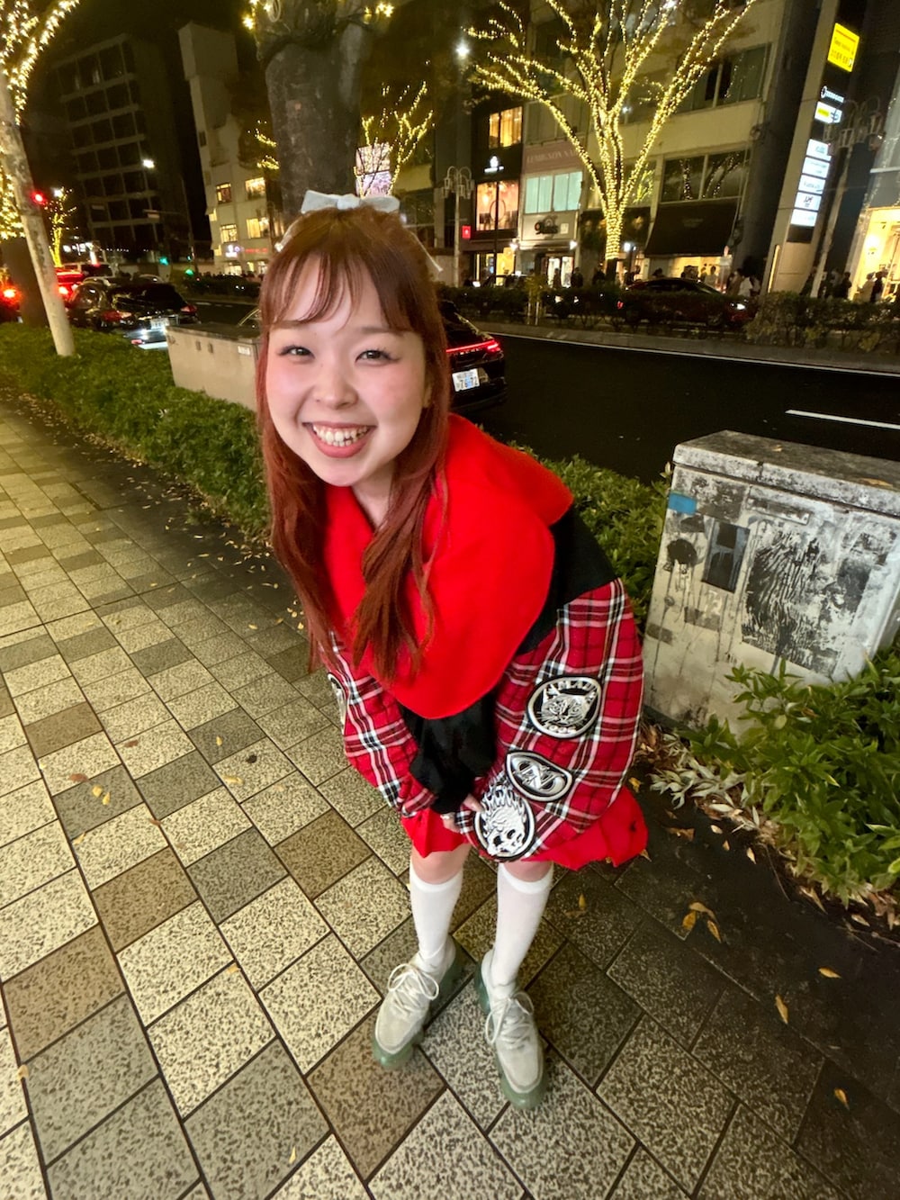 レッド系のスカート、ブラック系のMA-1、レッド系のニット/セーターを着用したレディースの冬コーディネートの5枚目の写真