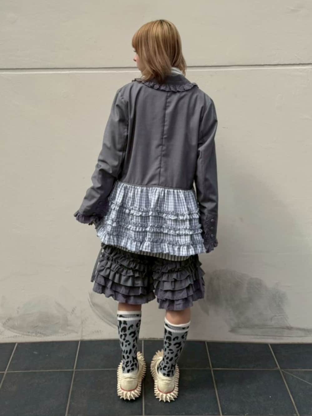 グレー系のシャツ/ブラウス、グレー系のテーラードジャケット、グレー系のその他パンツを着用したレディースの春コーディネートの4枚目の写真