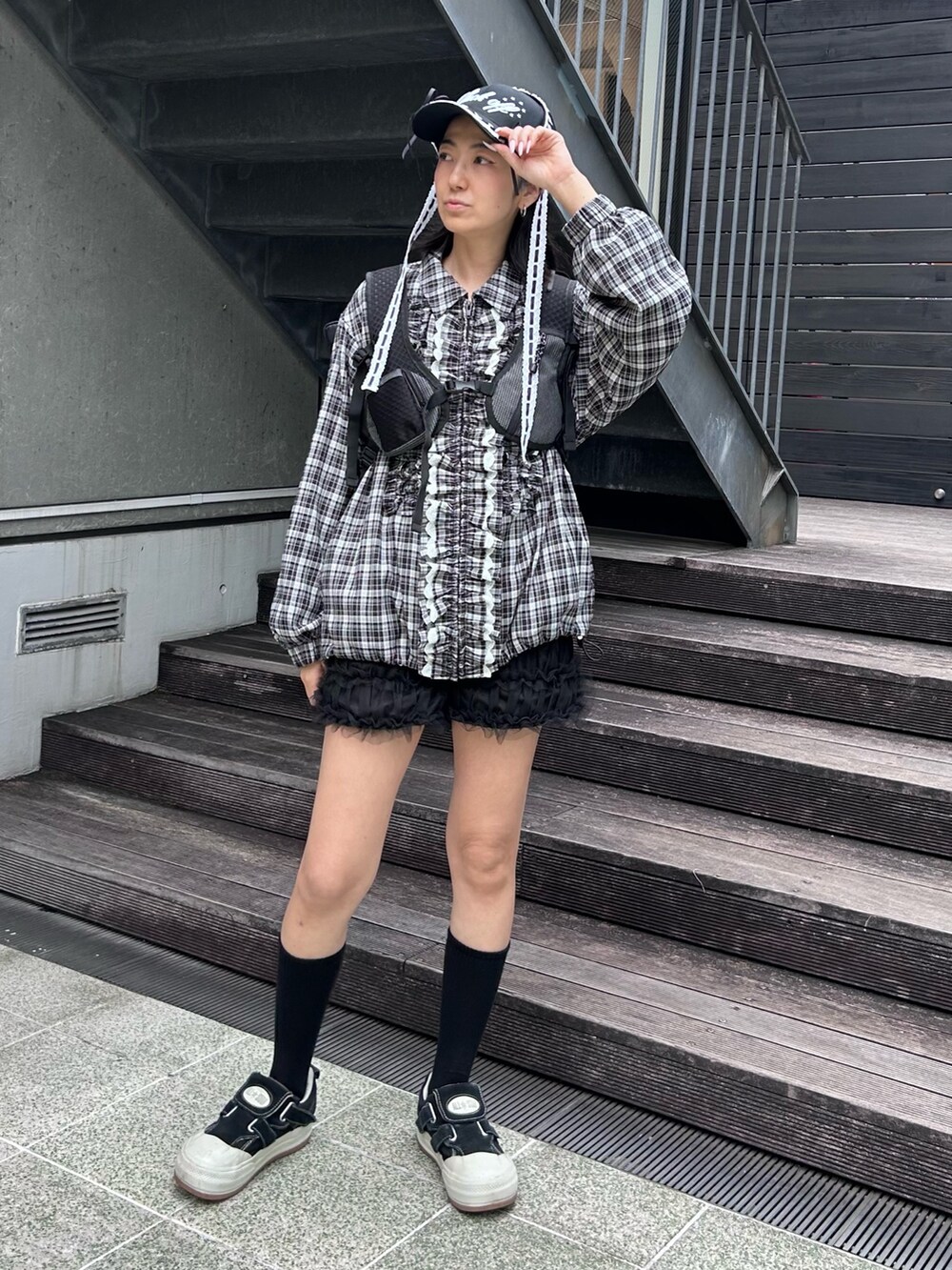 ブラック系のバックパック/リュック、ブラック系のその他パンツ、ブラック系のノーカラージャケットを着用したレディースの秋コーディネートの2枚目の写真