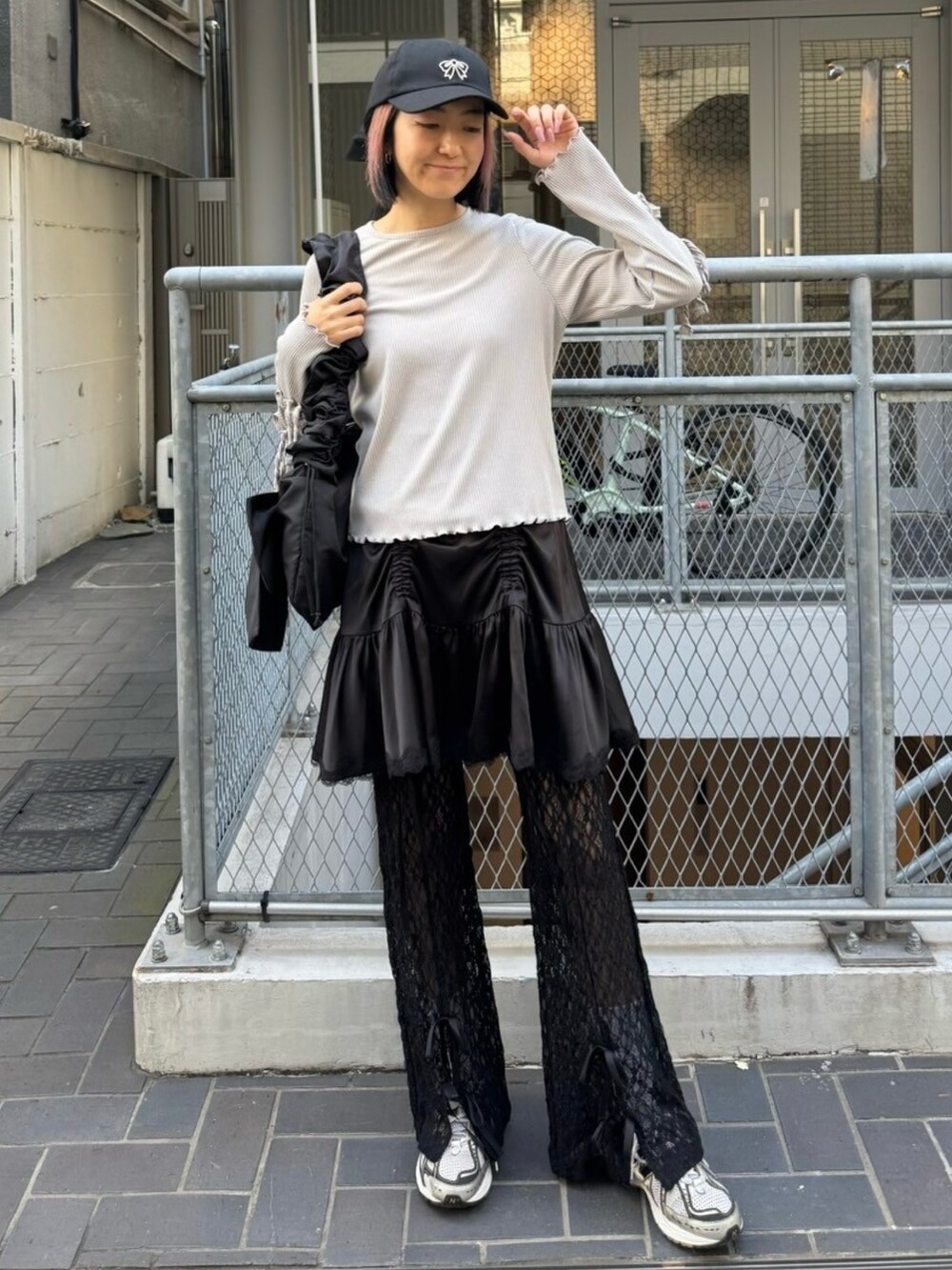 グレー系のTシャツ/カットソー、ブラック系のその他パンツ、ブラック系のショルダーバッグを着用したレディースの春コーディネートの2枚目の写真