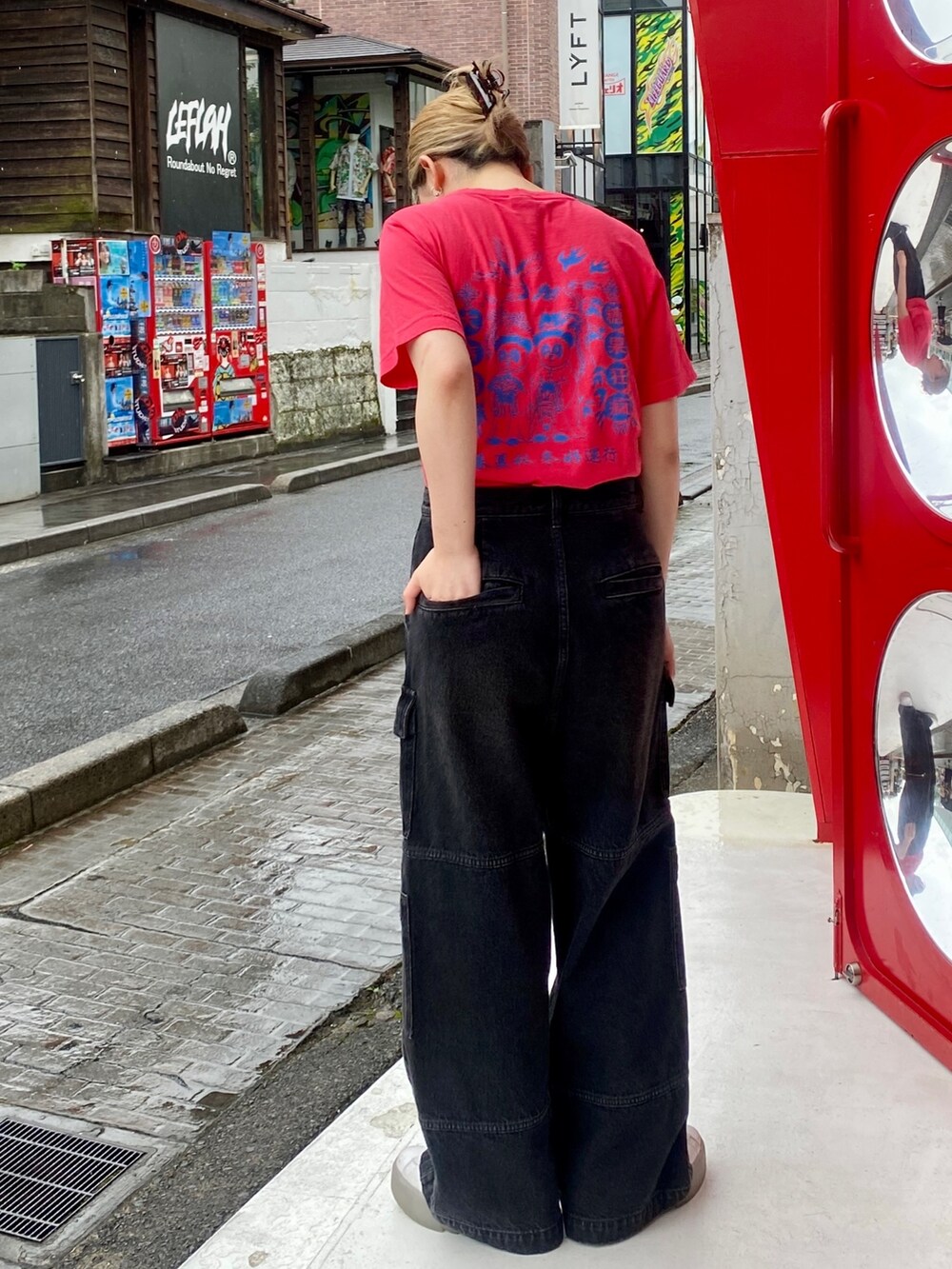 ブラック系のカーゴパンツ、レッド系のTシャツ/カットソーを着用したレディースの夏コーディネートの4枚目の写真