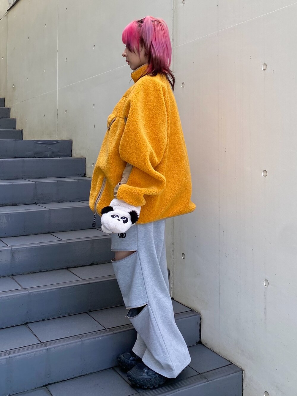 「Candy Stripper、ミトン、フェイクファー、アノラック、プルオーバー、ボア、トラックパンツ、ファスナー、ストリート、テーマパークコーデ」｜「Candy StripperのPEPE FUR ミトン（手袋、ホワイト系）」を使った、CandyStripperさん（レディース・148cm）の秋コーディネートの4枚目の写真