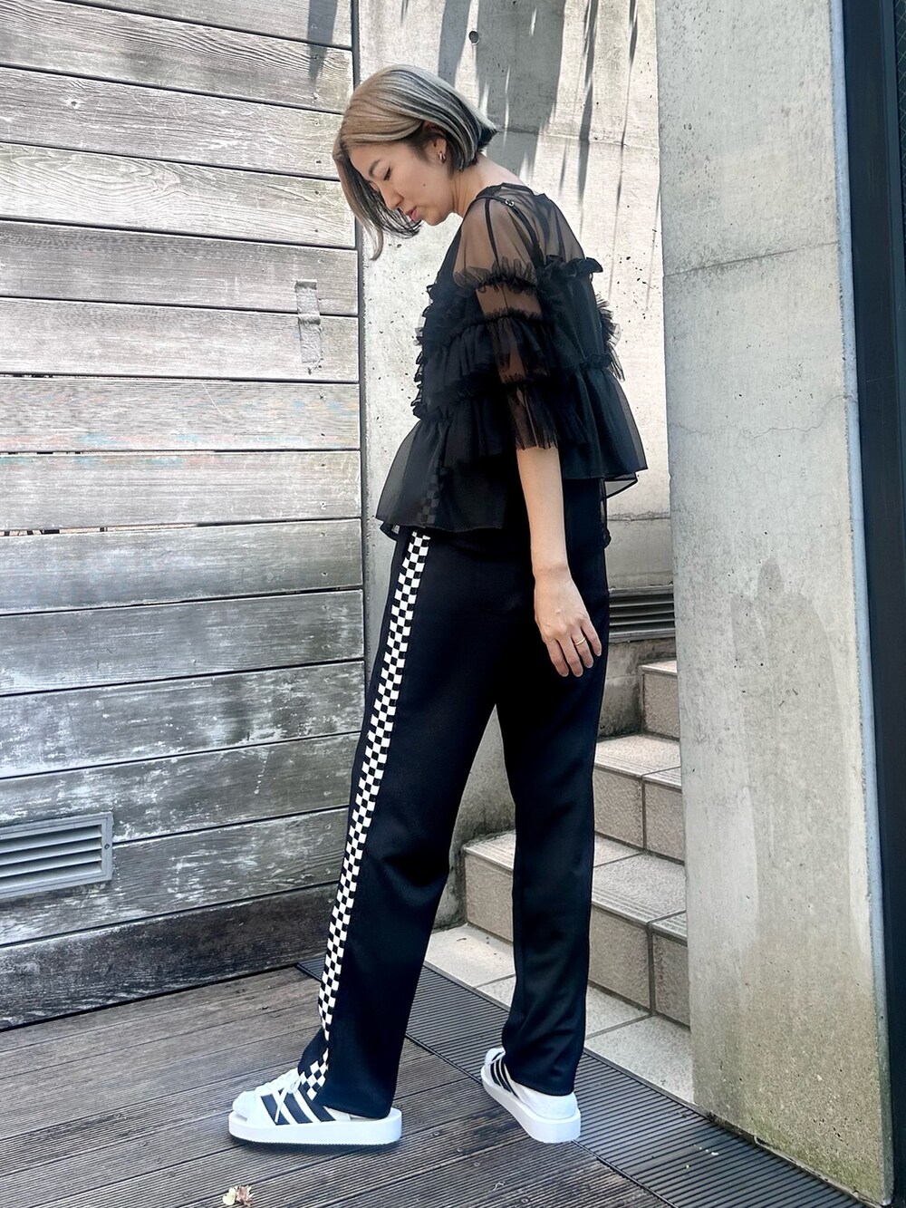 ブラック系のTシャツ/カットソー、ブラック系のキャミソール、ブラック系のその他パンツを着用したレディースの夏コーディネートの4枚目の写真