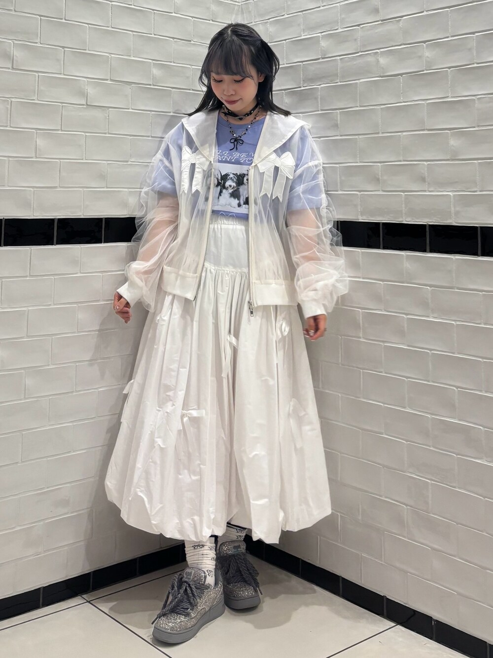 ホワイト系のブルゾン、ブルー系のTシャツ/カットソー、ホワイト系のスカートを着用したレディースの春コーディネートの2枚目の写真