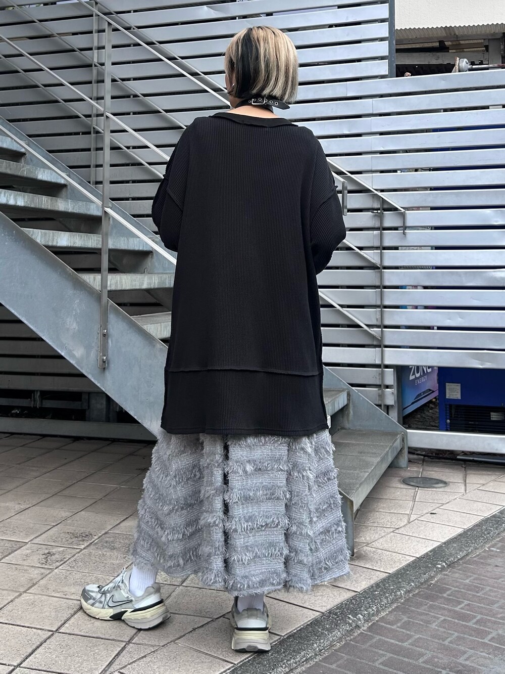 ブラック系のTシャツ/カットソー、グレー系のワンピース、シルバー系のシューズを着用したレディースの秋コーディネートの5枚目の写真