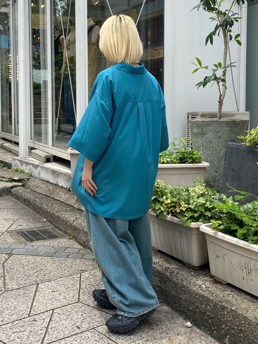 ブルー系のデニムパンツ、ブルー系のシャツ/ブラウスを着用したレディースの夏コーディネートの5枚目の写真