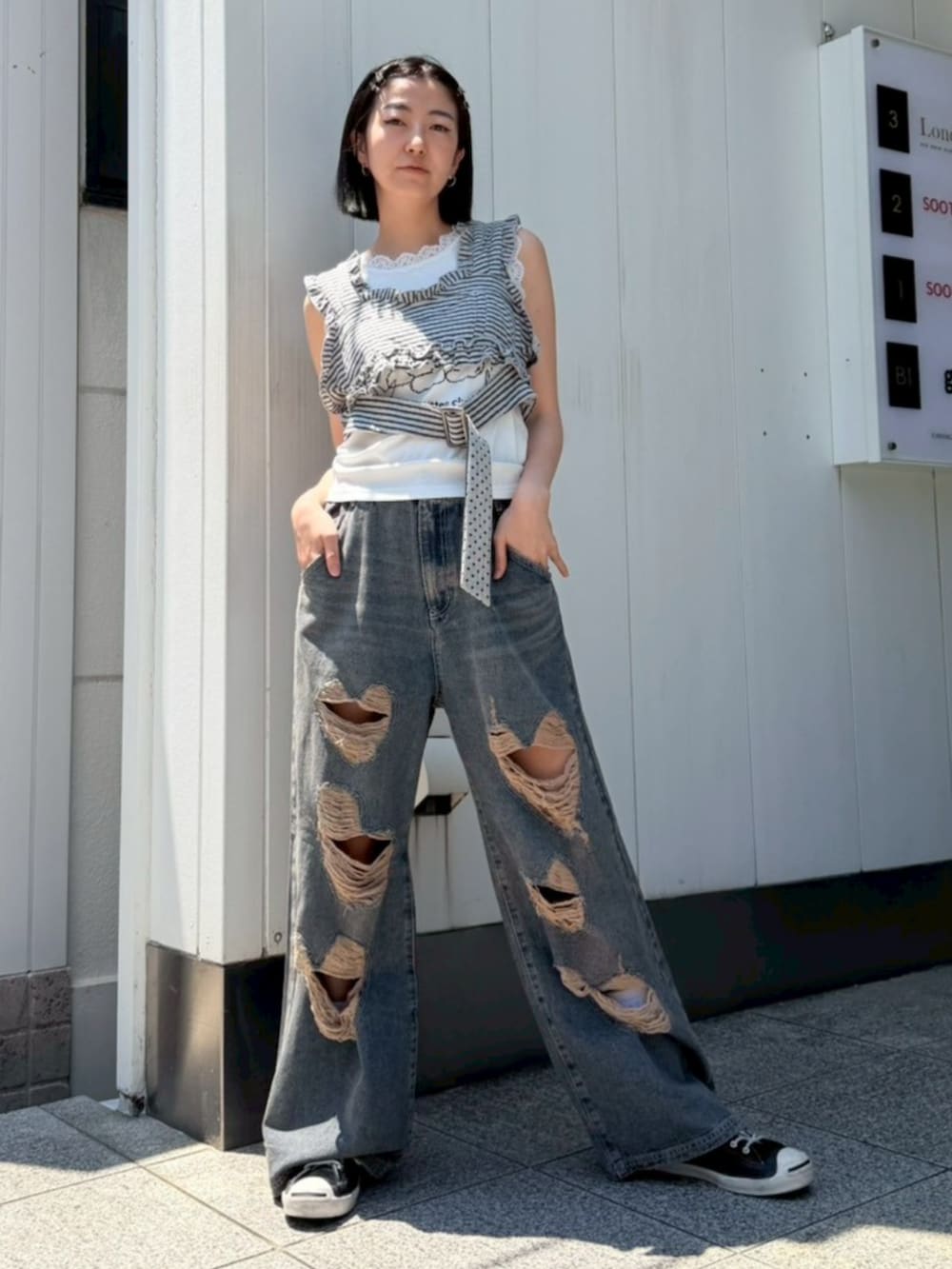 ホワイト系のタンクトップ、グレー系のTシャツ/カットソー、ブルー系のデニムパンツを着用したレディースの夏コーディネートの2枚目の写真