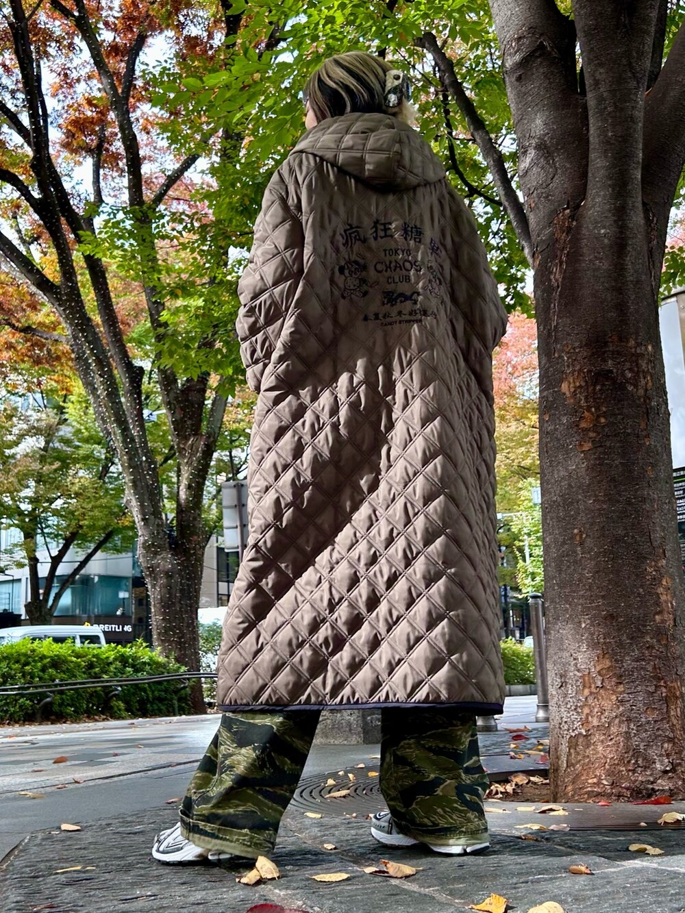 ブラック系のサロペット/オーバーオール、グリーン系のその他アウターを着用したレディースの秋コーディネートの3枚目の写真