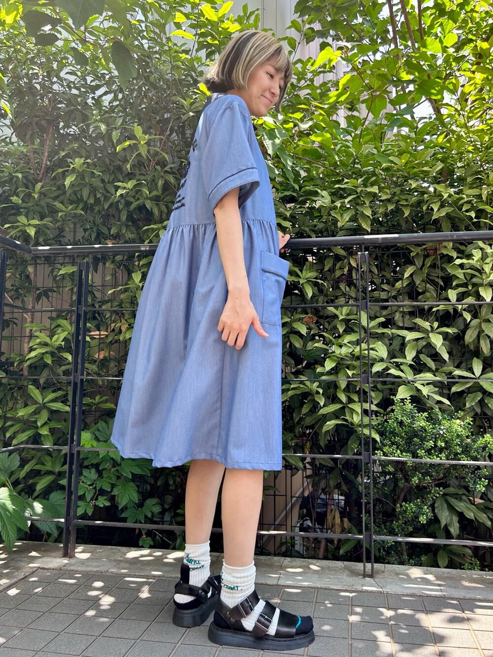 ブルー系のシャツワンピース、ホワイト系のソックス/靴下を着用したレディースの春コーディネートの2枚目の写真