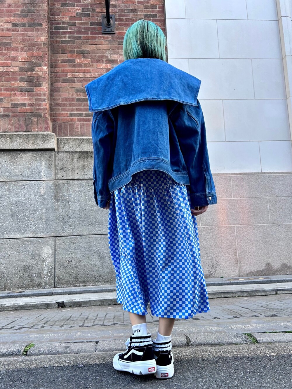 ホワイト系のワンピース、ブルー系のデニムジャケットを着用したレディースの春コーディネートの3枚目の写真