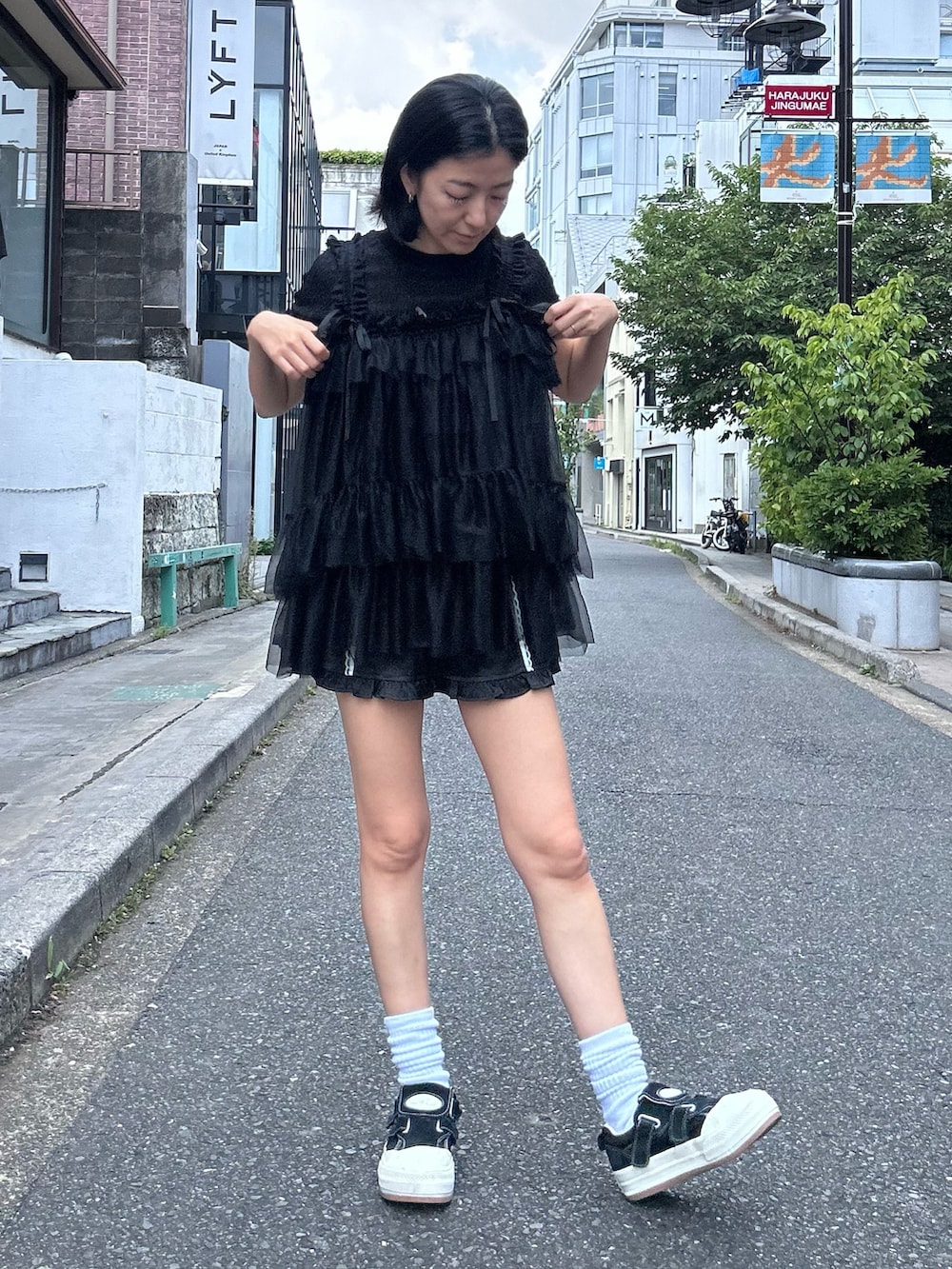 ブラック系のその他パンツ、ブラック系のその他トップス、ブラック系のTシャツ/カットソーを着用したレディースの夏コーディネートの4枚目の写真