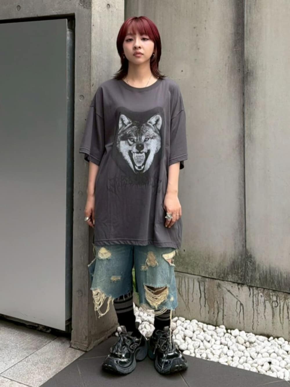 ブルー系のデニムパンツ、グレー系のTシャツ/カットソーを着用したレディースの夏コーディネートの2枚目の写真