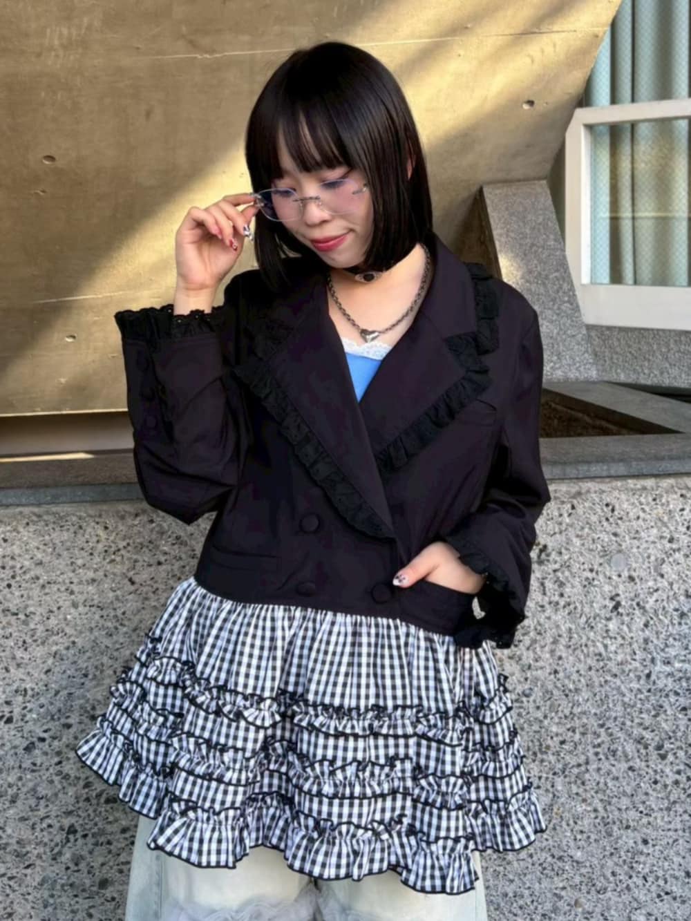 ブルー系のデニムパンツ、その他のテーラードジャケット、ホワイト系のタンクトップを着用したレディースの春コーディネートの4枚目の写真