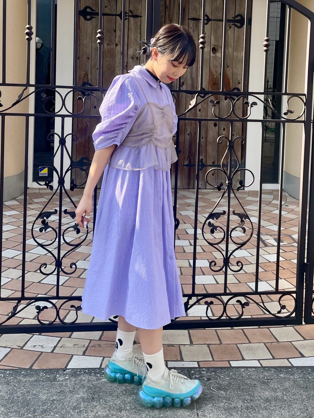 パープル系のワンピースを着用したレディースの夏コーディネートの2枚目の写真