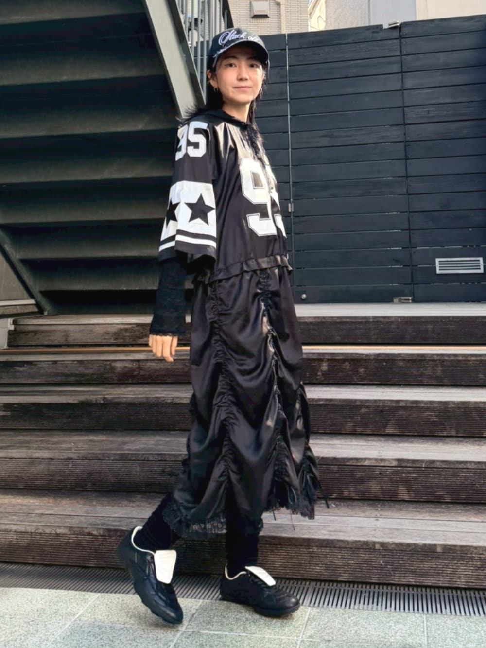 ブラック系のワンピース、ブラック系のその他トップス、ブラック系のキャップを着用したレディースの冬コーディネートの2枚目の写真