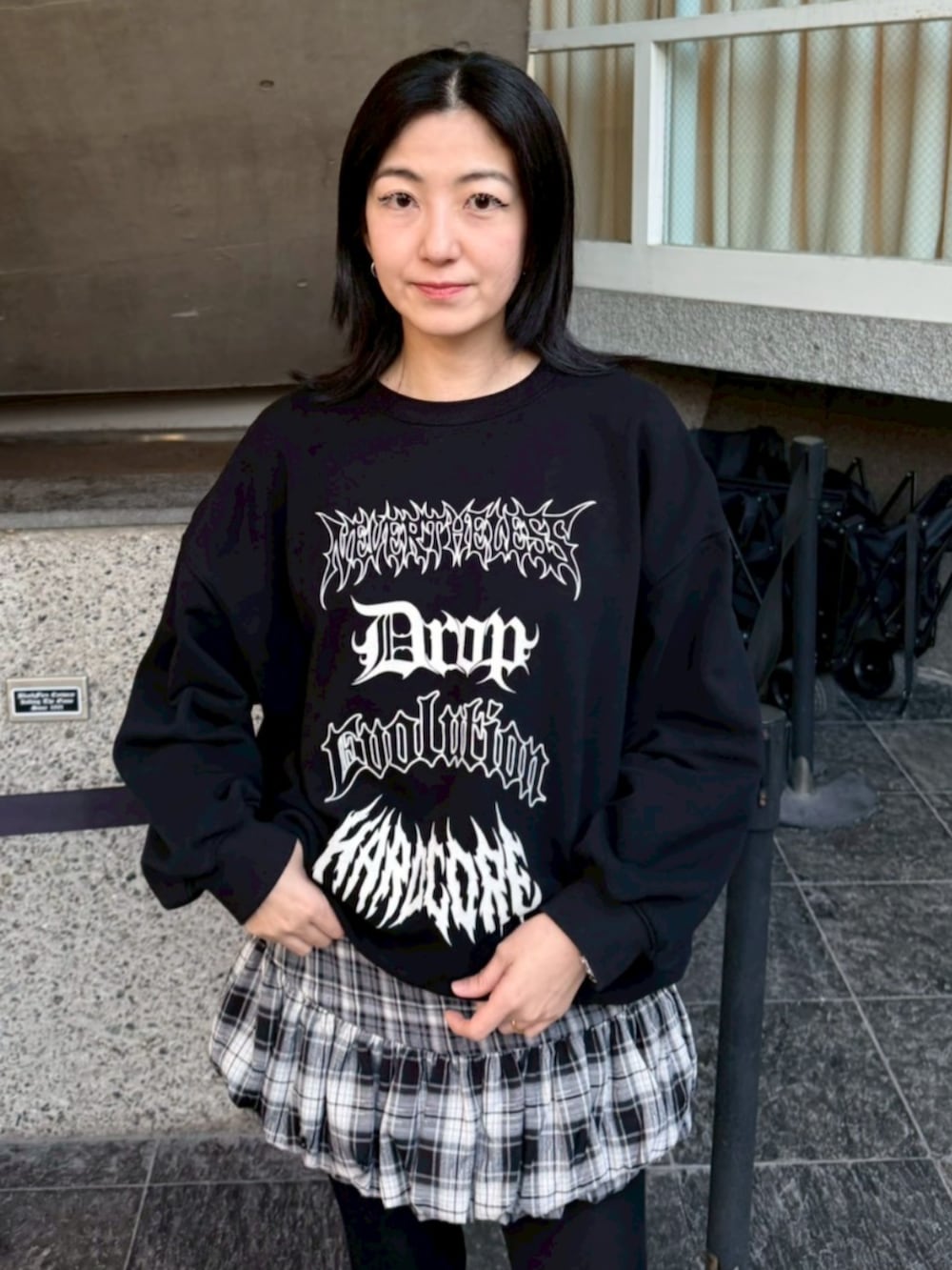 グレー系のスカート、ブラック系のスウェットを着用したレディースの冬コーディネートの4枚目の写真