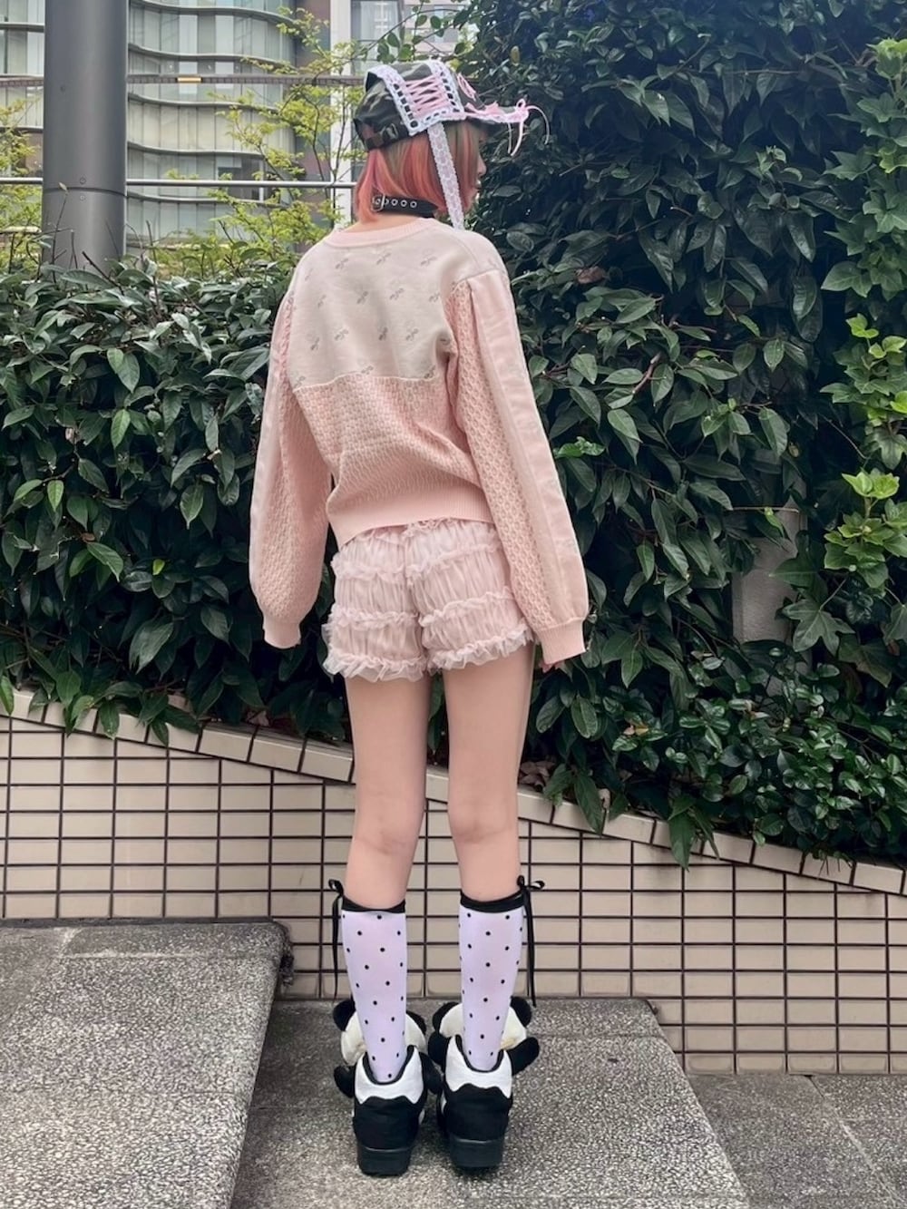 ピンク系のその他パンツ、ピンク系のカーディガン/ボレロ、ホワイト系のソックス/靴下を着用したレディースの秋コーディネートの5枚目の写真