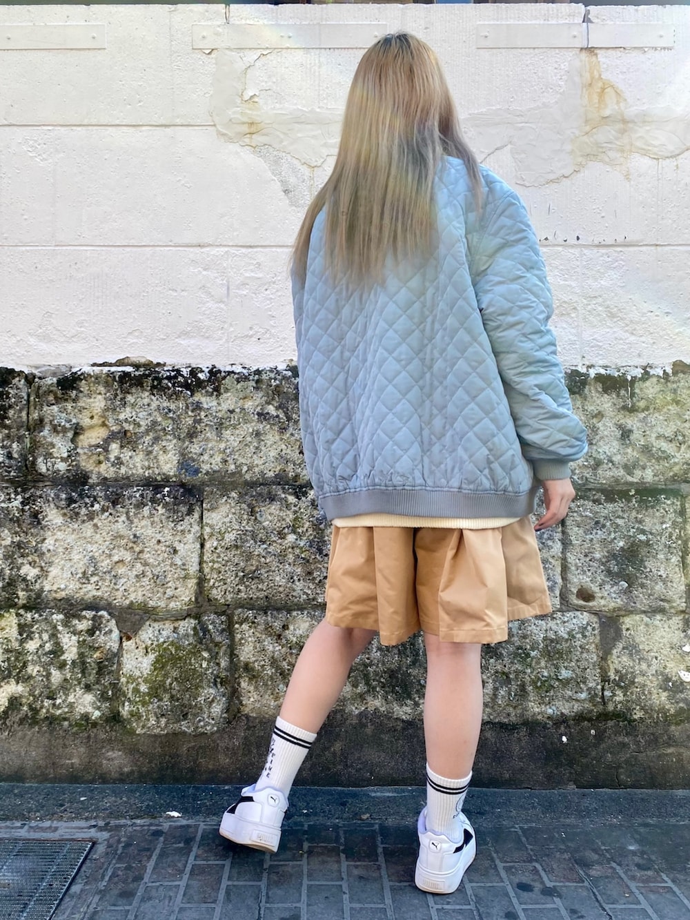 ブルー系のその他アウター、ベージュ系のスカートを着用したレディースの秋コーディネートの4枚目の写真