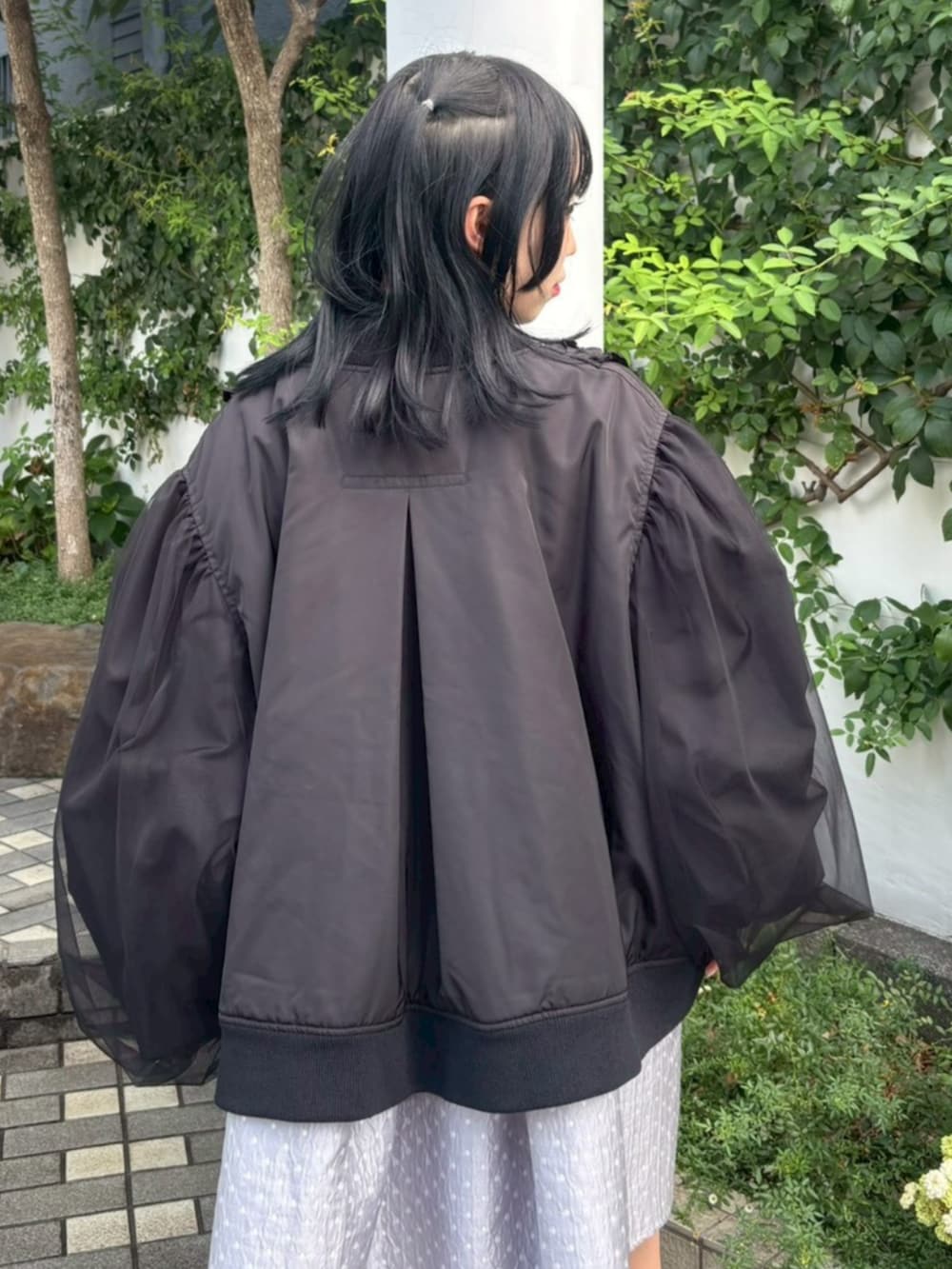 ブラック系のブーツ、ブラック系のMA-1、グレー系のTシャツ/カットソーを着用したレディースの冬コーディネートの4枚目の写真