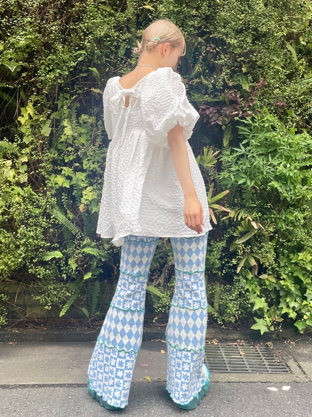 ブルー系のその他パンツ、ホワイト系のその他トップスを着用したレディースの春コーディネートの3枚目の写真