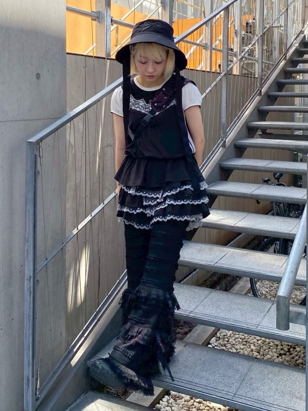 ブラック系のTシャツ/カットソー、ブラック系のキャミソール、ブラック系のその他パンツを着用したレディースの夏コーディネートの2枚目の写真