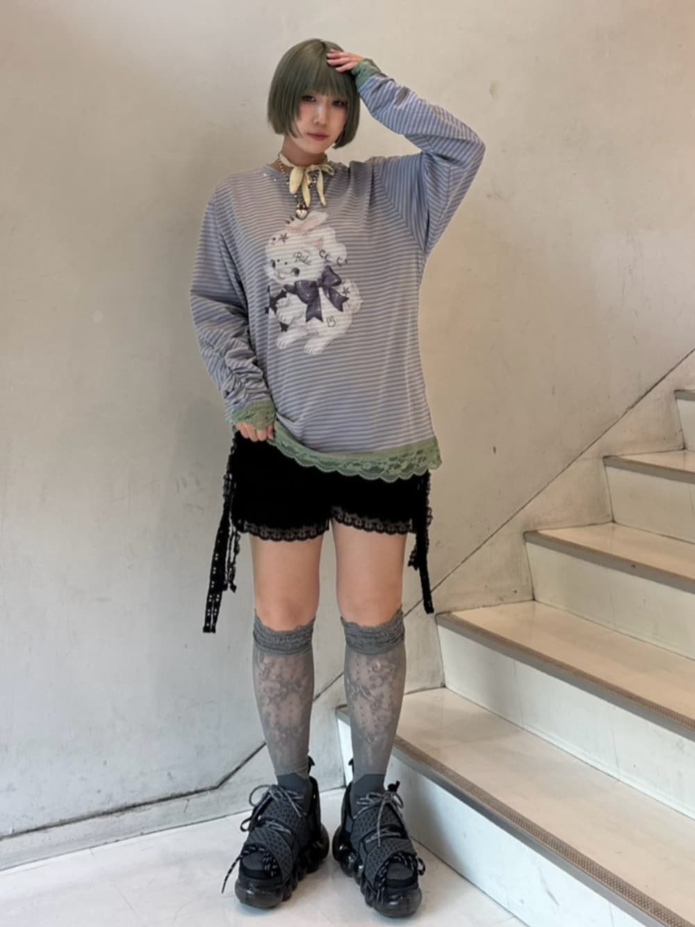 ブラック系のその他パンツ、パープル系のTシャツ/カットソーを着用したレディースの秋コーディネートの2枚目の写真
