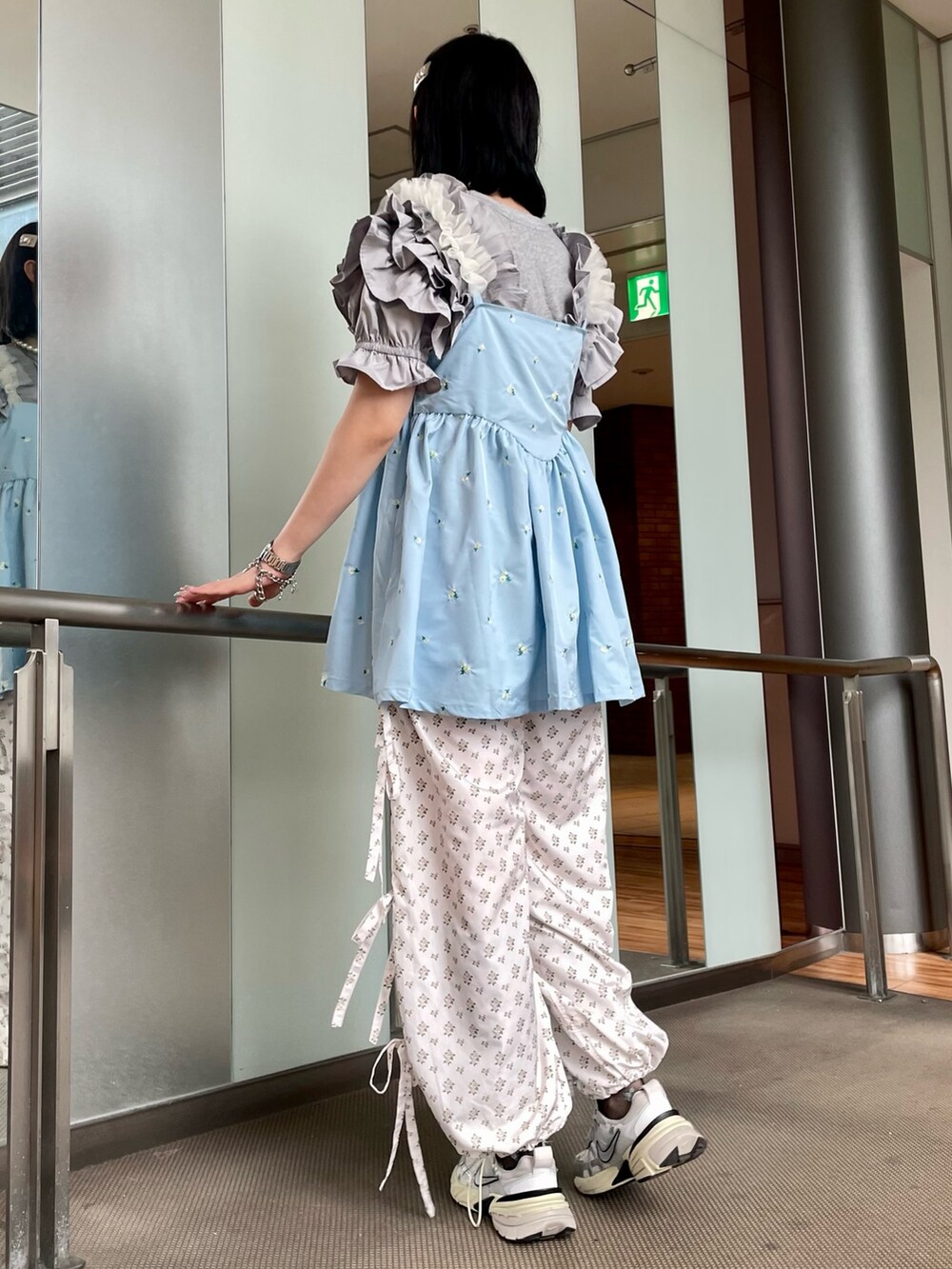 グレー系のその他トップス、ブルー系のワンピース、ホワイト系のその他パンツを着用したレディースの春コーディネートの4枚目の写真
