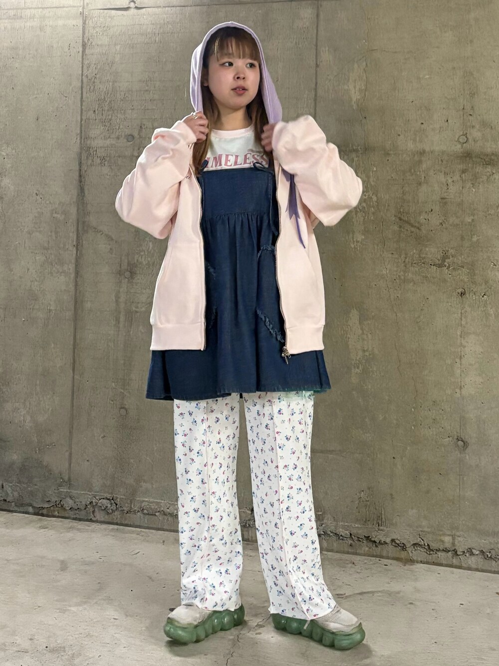 ホワイト系のパーカー、ホワイト系のTシャツ/カットソー、ブルー系のワンピースを着用したレディースの春コーディネートの2枚目の写真