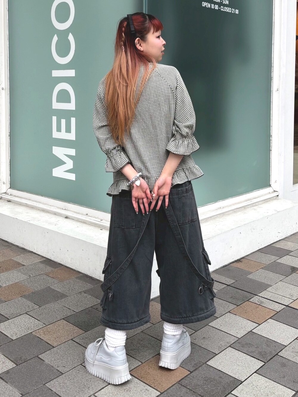 ブラック系のシャツ/ブラウス、ブラック系のボディバッグ/ウエストポーチ、ブラック系のデニムパンツを着用したレディースの夏コーディネートの3枚目の写真