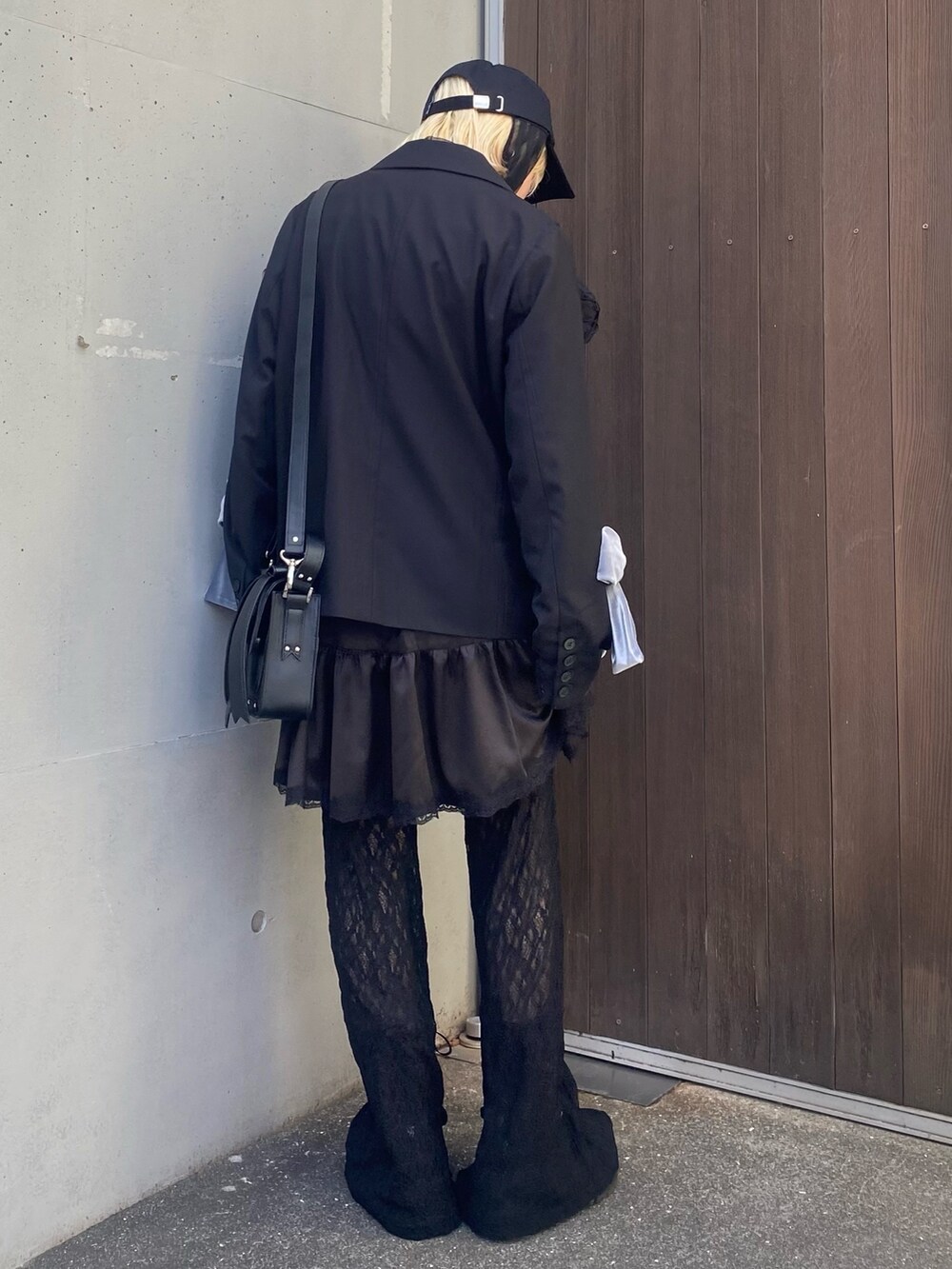 ブラック系のテーラードジャケット、ブラック系のシャツ/ブラウス、ブラック系のその他パンツを着用したレディースの春コーディネートの5枚目の写真