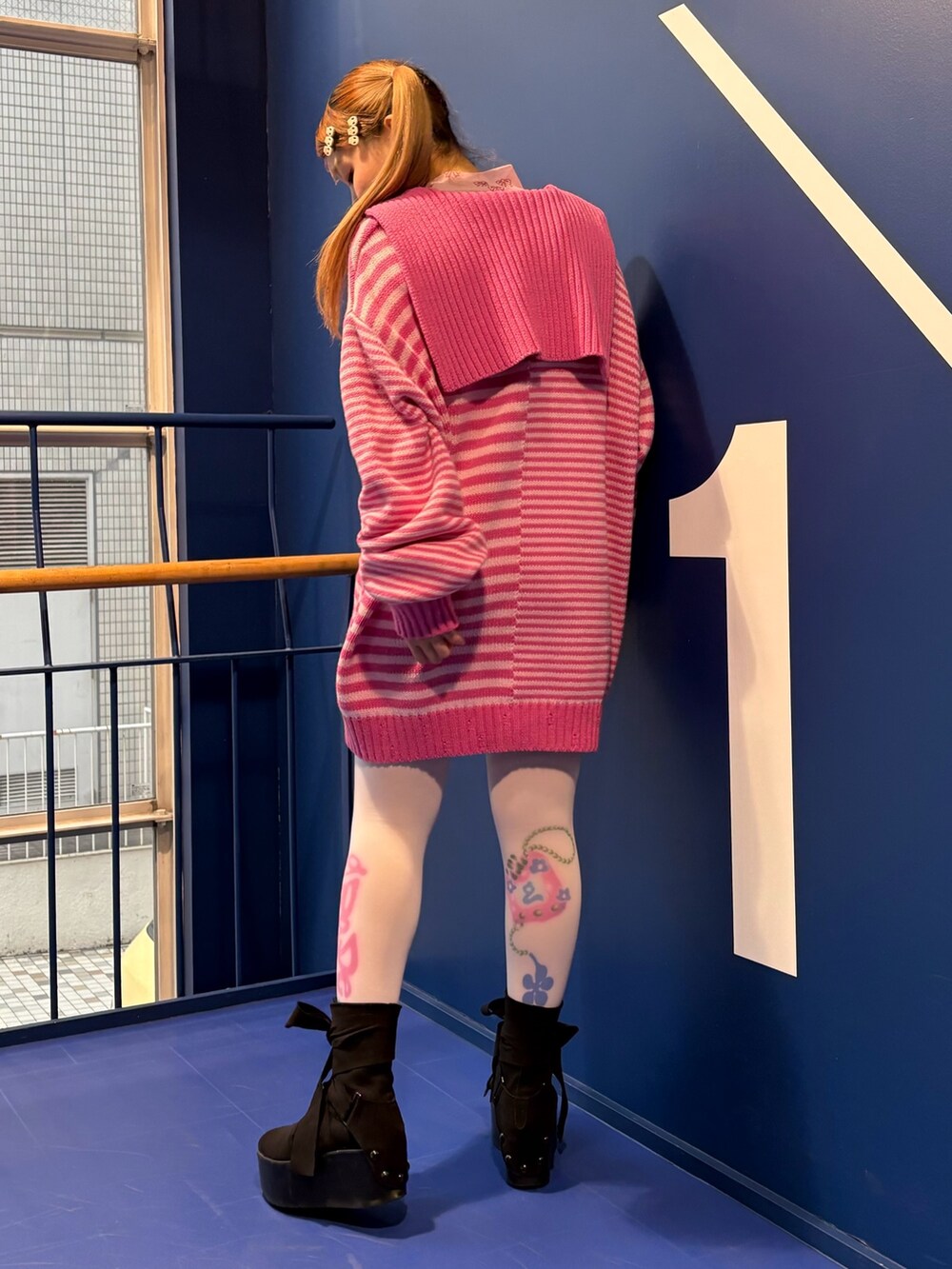 ピンク系のニット/セーター、ピンク系のその他トップスを着用したレディースの冬コーディネートの4枚目の写真