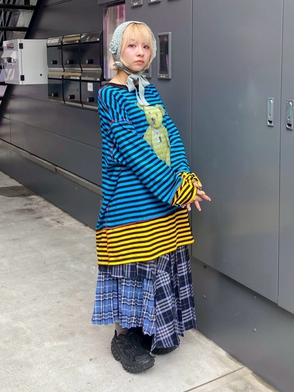 ブルー系のスカート、ブルー系のTシャツ/カットソー、ブルー系のその他ヘアアクセサリーを着用したレディースの秋コーディネートの5枚目の写真