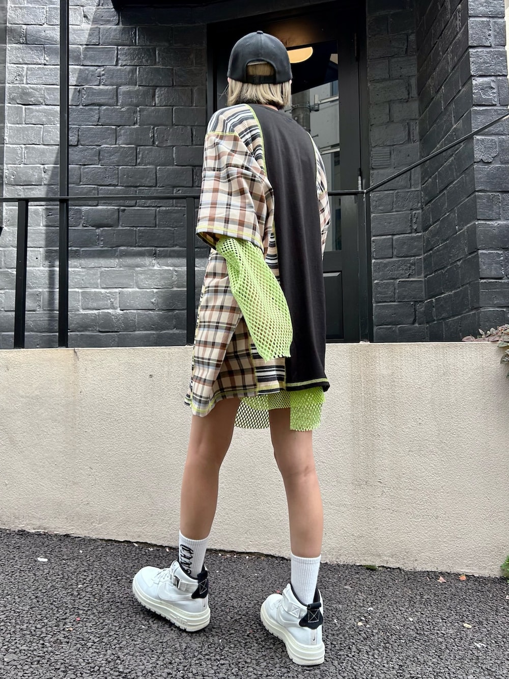 ホワイト系のシューズ、グリーン系のその他トップス、ブラック系のTシャツ/カットソーを着用したレディースの夏コーディネートの4枚目の写真