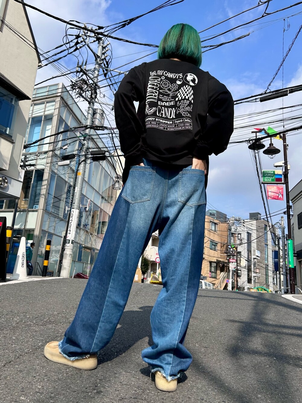 ブラック系のノーカラージャケット、ブラック系のTシャツ/カットソー、ブルー系のデニムパンツを着用したレディースの春コーディネートの6枚目の写真