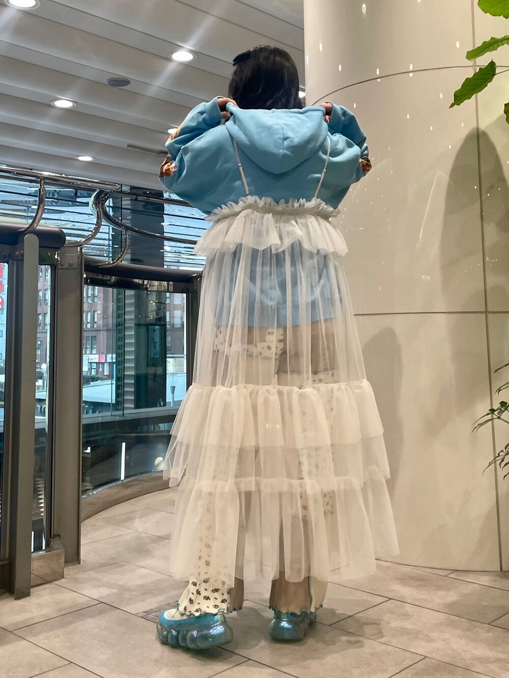 ホワイト系のその他パンツ、ホワイト系のワンピース、ブルー系のパーカーを着用したレディースの冬コーディネートの4枚目の写真